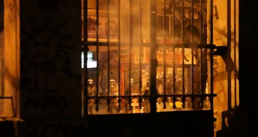 Βίντεο-ντοκουμέντο από το χάος στο Πολυτεχνείο: Μπαινοβγαίνουν στο ίδρυμα, πετούν δεκάδες μολότοφ, καίνε την ελληνική σημαία | iefimerida.gr 2