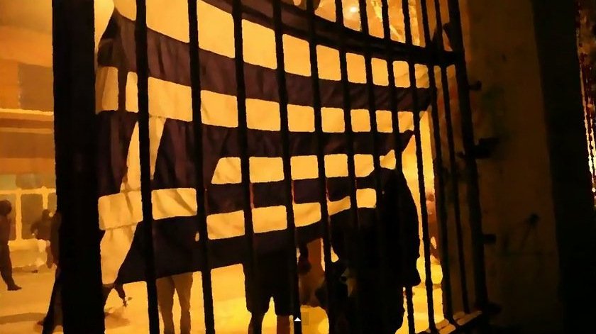 Βίντεο-ντοκουμέντο από το χάος στο Πολυτεχνείο: Μπαινοβγαίνουν στο ίδρυμα, πετούν δεκάδες μολότοφ, καίνε την ελληνική σημαία | iefimerida.gr 0
