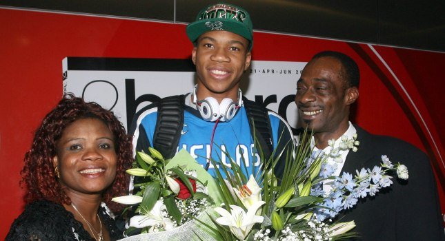 Αντετοκούνμπο: Ακόμα δεν μπορώ να το πιστέψω – Φορούσε φανέλα της Ελλάδας [εικόνες] | iefimerida.gr 0