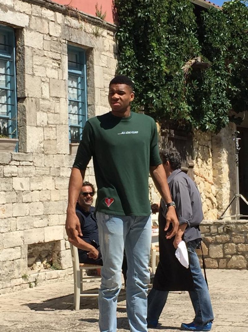 Ο Αντετοκούνμπο σε γυρίσματα διαφήμισης στη Χαλκιδική [εικόνες] | iefimerida.gr 0