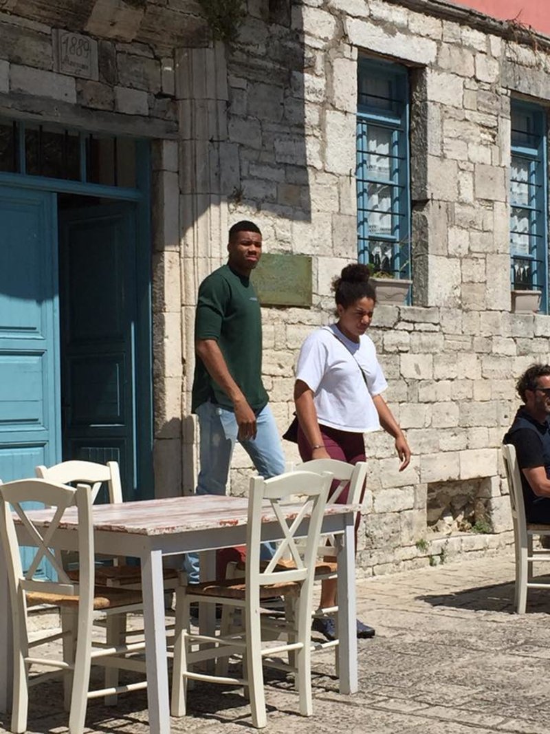 Ο Αντετοκούνμπο σε γυρίσματα διαφήμισης στη Χαλκιδική [εικόνες] | iefimerida.gr 1