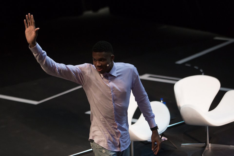 Τα δάκρυα των Αντετοκούνμπο όταν η μαμά τους τούς τραγουδάει «Το κοκοράκι» [βίντεο]  | iefimerida.gr 5