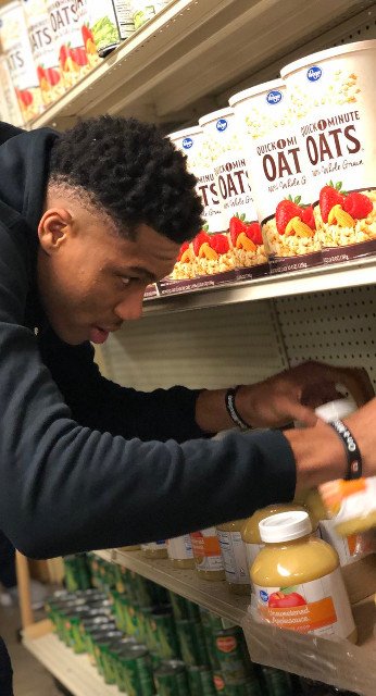 Ο "Greek Freak" τακτοποιεί τις τροφές που θα μοιράσει