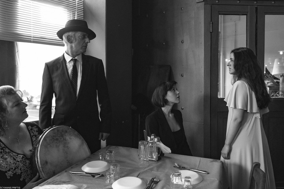 Σε ταβέρνες του Πειραιά η παράσταση του Φεστιβάλ Αθηνών για το ρεμπέτικο [εικόνες& βίντεο]  | iefimerida.gr 0