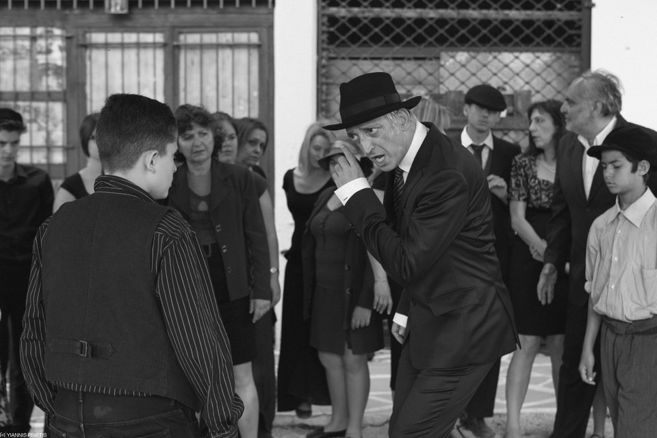 Σε ταβέρνες του Πειραιά η παράσταση του Φεστιβάλ Αθηνών για το ρεμπέτικο [εικόνες& βίντεο]  | iefimerida.gr 1