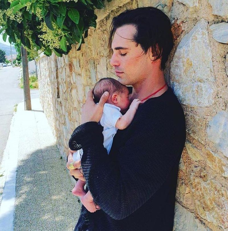 Ο Ανθιμος Ανανιάδης φωτογραφίζεται με τον νεογέννητο γιο του [εικόνα] | iefimerida.gr 0