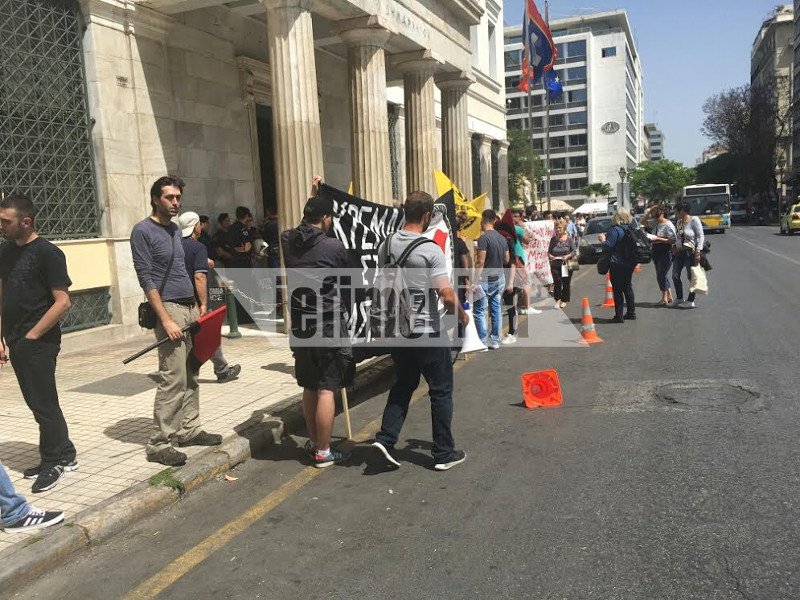 Αντιεξουσιαστές έξω από το δημαρχείο της Αθήνας -Διαμαρτύρονται για την απόφαση Καμίνη για τη ΧΑ | iefimerida.gr 2