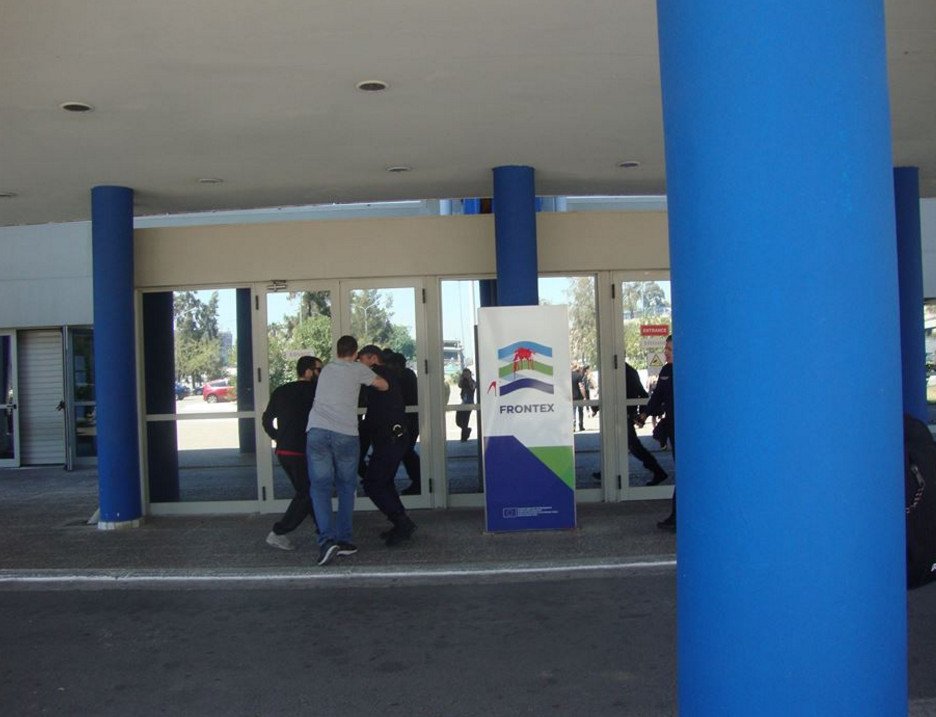 Αντιεξουσιαστές έφθασαν ως την πύλη του υπ. Ναυτιλίας -Απλωσαν πανό υπέρ των αλληλέγγυων [εικόνες] | iefimerida.gr 0