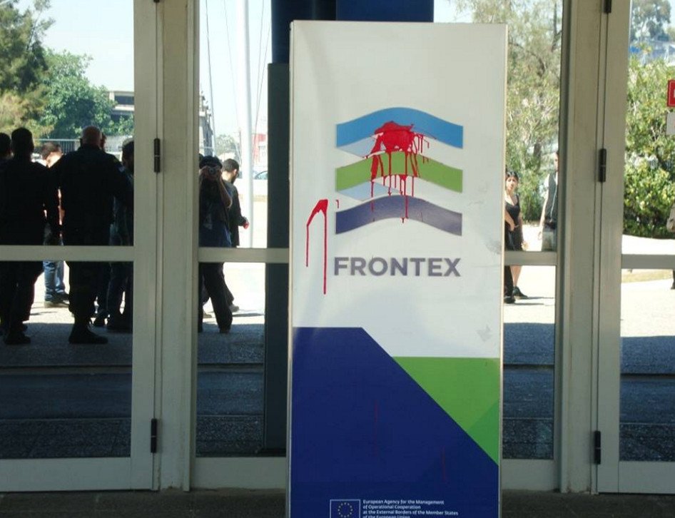 Αντιεξουσιαστές έφθασαν ως την πύλη του υπ. Ναυτιλίας -Απλωσαν πανό υπέρ των αλληλέγγυων [εικόνες] | iefimerida.gr 1