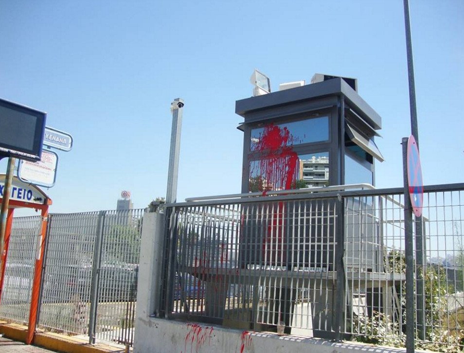 Αντιεξουσιαστές έφθασαν ως την πύλη του υπ. Ναυτιλίας -Απλωσαν πανό υπέρ των αλληλέγγυων [εικόνες] | iefimerida.gr 3