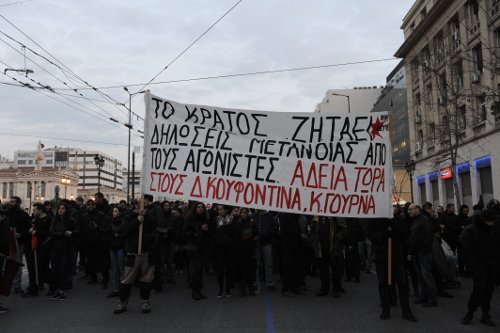 Περισσότεροι από 300 αντιεξουσιαστές στα γραφεία του ΣΥΡΙΖΑ -Διαδηλώνουν για τον Κουφοντίνα [εικόνες] | iefimerida.gr 1