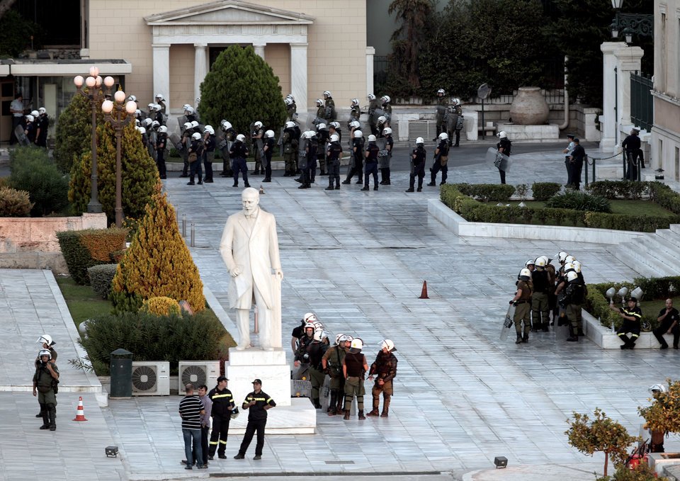 Επεισόδια στο αντιφασιστικό συλλαλητήριο - Συμπλοκές και ρίψη χημικών στη Μεσογείων [εικόνες] | iefimerida.gr 11