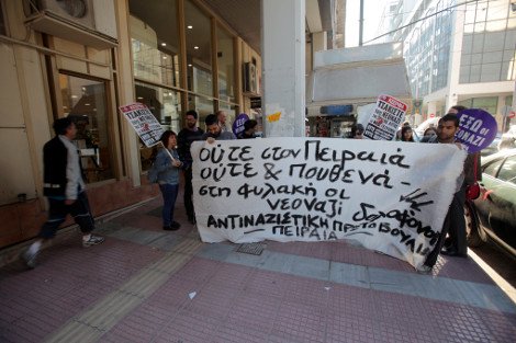 Συγκέντρωση στα δικαστήρια για τους χρυσαυγίτες που επιτέθηκαν σε αντιφασίστες [εικόνες] | iefimerida.gr 0