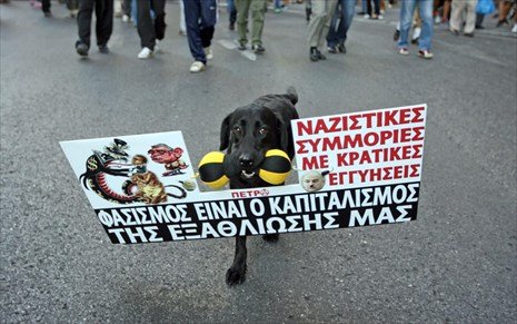 Ξεκίνησε το αντιφασιστικό συλλαλητήριο στο Σύνταγμα - Πανό για τον Παύλο Φύσσα [εικόνες] | iefimerida.gr 1