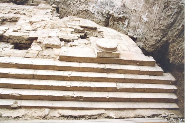 Τμήμα ναού των ρωμαϊκών χρόνων που έχει έρθει στο φως σε οικόπεδο της Αντιγονιδών και εικάζεται ότι ήταν αφιερωμένο στην θεά Αφροδίτη