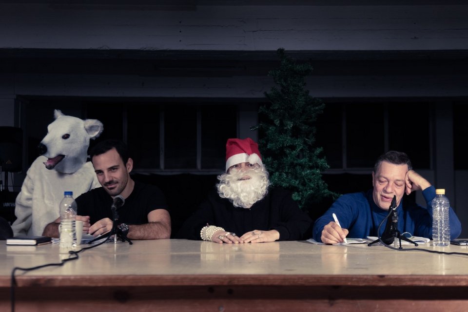 Η Λένα Κιτσοπούλου ανατρέπει τον Σοφοκλή -Συνδυάζει την Αντιγόνη με τα Χριστούγεννα [εικόνες]  | iefimerida.gr 3