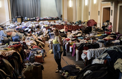 Στο εσωτερικό της αποθήκης των φιλορώσων όπου μεταφέρθηκαν τα ρούχα των νεκρών του Boeing -Γυναίκες τα ανοίγουν, τα κοιτούν... [εικόνες] | iefimerida.gr 0