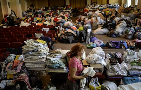 Στο εσωτερικό της αποθήκης των φιλορώσων όπου μεταφέρθηκαν τα ρούχα των νεκρών του Boeing -Γυναίκες τα ανοίγουν, τα κοιτούν... [εικόνες] | iefimerida.gr 1