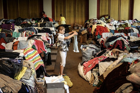 Στο εσωτερικό της αποθήκης των φιλορώσων όπου μεταφέρθηκαν τα ρούχα των νεκρών του Boeing -Γυναίκες τα ανοίγουν, τα κοιτούν... [εικόνες] | iefimerida.gr 2