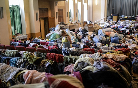 Στο εσωτερικό της αποθήκης των φιλορώσων όπου μεταφέρθηκαν τα ρούχα των νεκρών του Boeing -Γυναίκες τα ανοίγουν, τα κοιτούν... [εικόνες] | iefimerida.gr 3