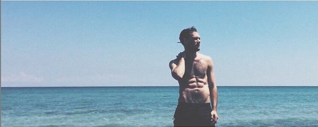 Αγνώριστος Ελληνας ηθοποιός - Εκανε κορμάρα με κοιλιακούς φέτες [εικόνες] | iefimerida.gr 0