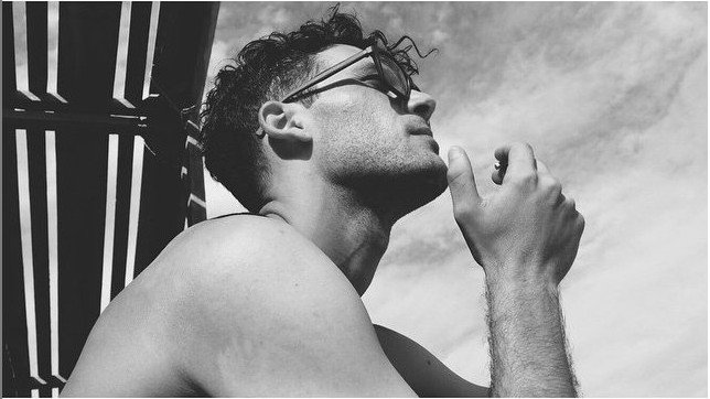 Αγνώριστος Ελληνας ηθοποιός - Εκανε κορμάρα με κοιλιακούς φέτες [εικόνες] | iefimerida.gr 1