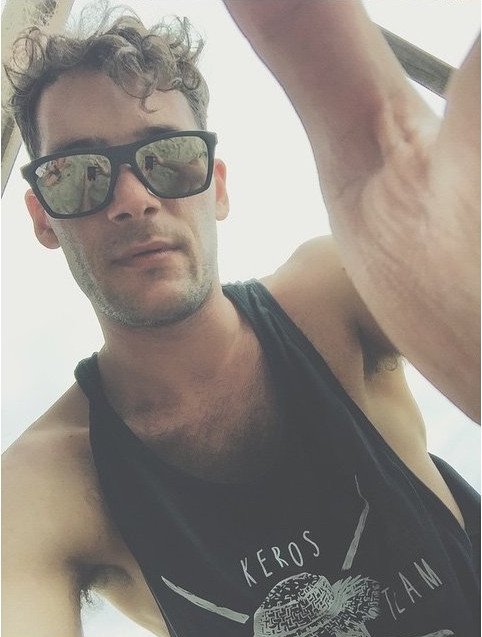 Αγνώριστος Ελληνας ηθοποιός - Εκανε κορμάρα με κοιλιακούς φέτες [εικόνες] | iefimerida.gr 2