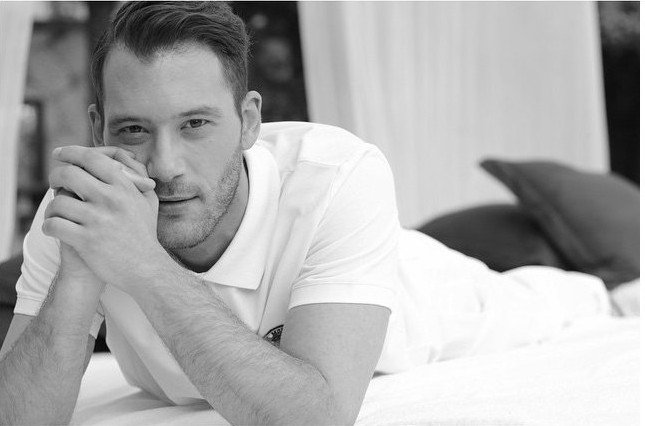 Αγνώριστος Ελληνας ηθοποιός - Εκανε κορμάρα με κοιλιακούς φέτες [εικόνες] | iefimerida.gr 3