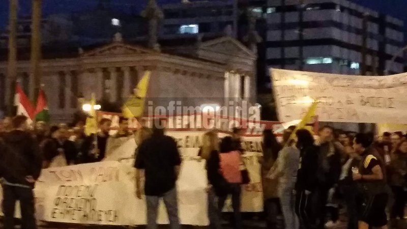 Οι διαδηλωτές έξω από τα Προπύλαια