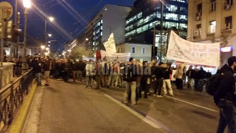 Κρατούσαν πανό και φώναζαν συνθήματα