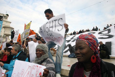 Σιωπηρή αντιρατσιστική πορεία στο κέντρο της Αθήνας [εικόνες] | iefimerida.gr 0