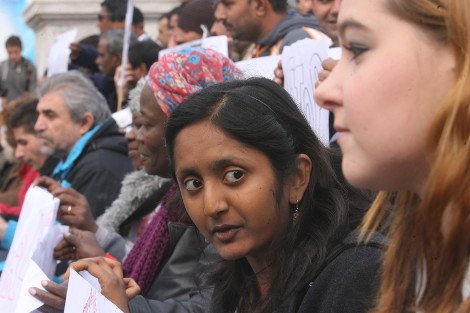 Σιωπηρή αντιρατσιστική πορεία στο κέντρο της Αθήνας [εικόνες] | iefimerida.gr 1