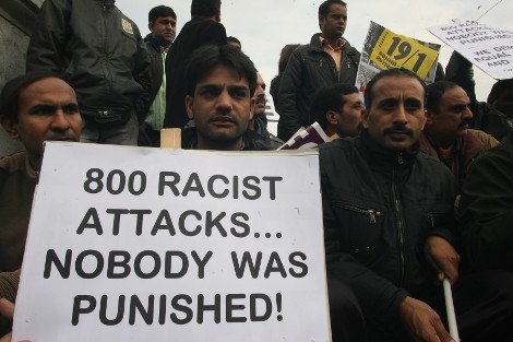 Σιωπηρή αντιρατσιστική πορεία στο κέντρο της Αθήνας [εικόνες] | iefimerida.gr 2