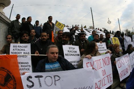 Σιωπηρή αντιρατσιστική πορεία στο κέντρο της Αθήνας [εικόνες] | iefimerida.gr 3