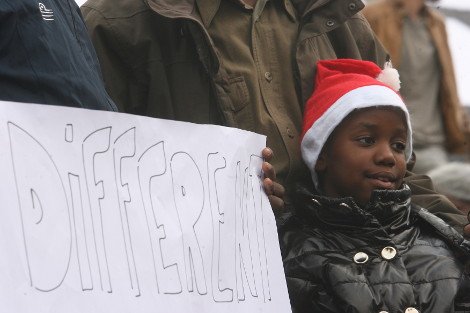 Σιωπηρή αντιρατσιστική πορεία στο κέντρο της Αθήνας [εικόνες] | iefimerida.gr 4