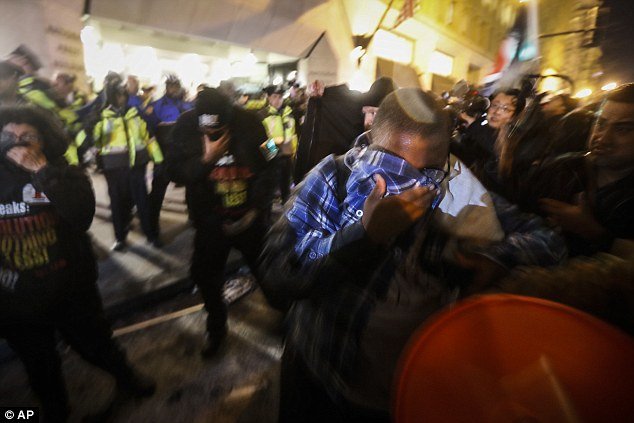 Συγκεντρώσεις κατά Τραμπ: Αστυνομικοί ψέκασαν με σπρέι πιπεριού διαδηλωτές [εικόνες & βίντεο]  | iefimerida.gr 3