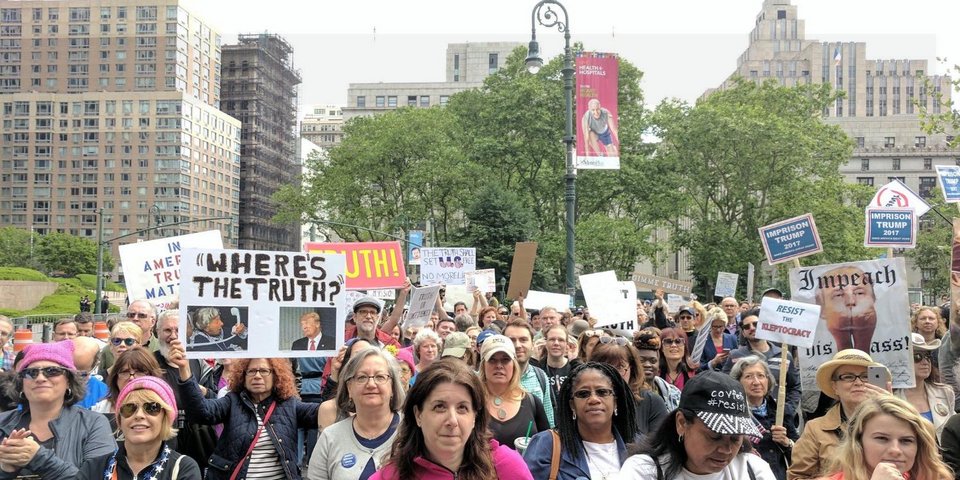 Διαδηλώσεις κατά του Τραμπ στις ΗΠΑ -Τον λένε ακόμη και προδότη για τις σχέσεις με τη Ρωσία [βίντεο] | iefimerida.gr 2