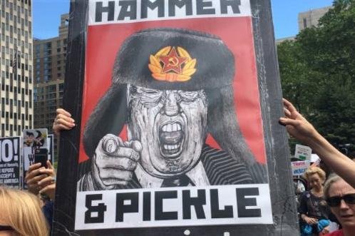 Διαδηλώσεις κατά του Τραμπ στις ΗΠΑ -Τον λένε ακόμη και προδότη για τις σχέσεις με τη Ρωσία [βίντεο] | iefimerida.gr 0