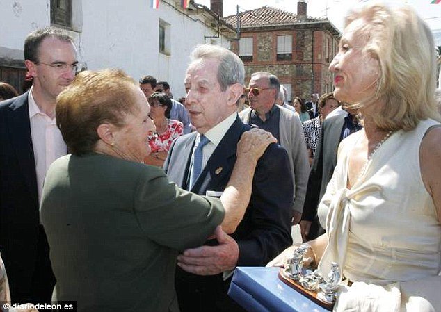 Ο ιδρυτής της μπύρας Corona έκανε εκατομμυριούχους τους 80 συγχωριανούς του -Aφησε στον καθένα 2,34 εκατ. ευρώ [εικόνες] | iefimerida.gr 0