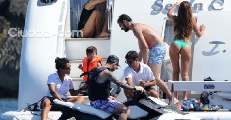 «Κολάζει» την Ιμπιζα η σύζυγος του Μέσι - Εκρηκτική εμφάνιση από την Αντονέλα [εικόνες] | iefimerida.gr 0