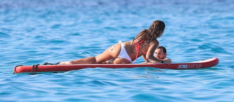 «Κολάζει» την Ιμπιζα η σύζυγος του Μέσι - Εκρηκτική εμφάνιση από την Αντονέλα [εικόνες] | iefimerida.gr 1