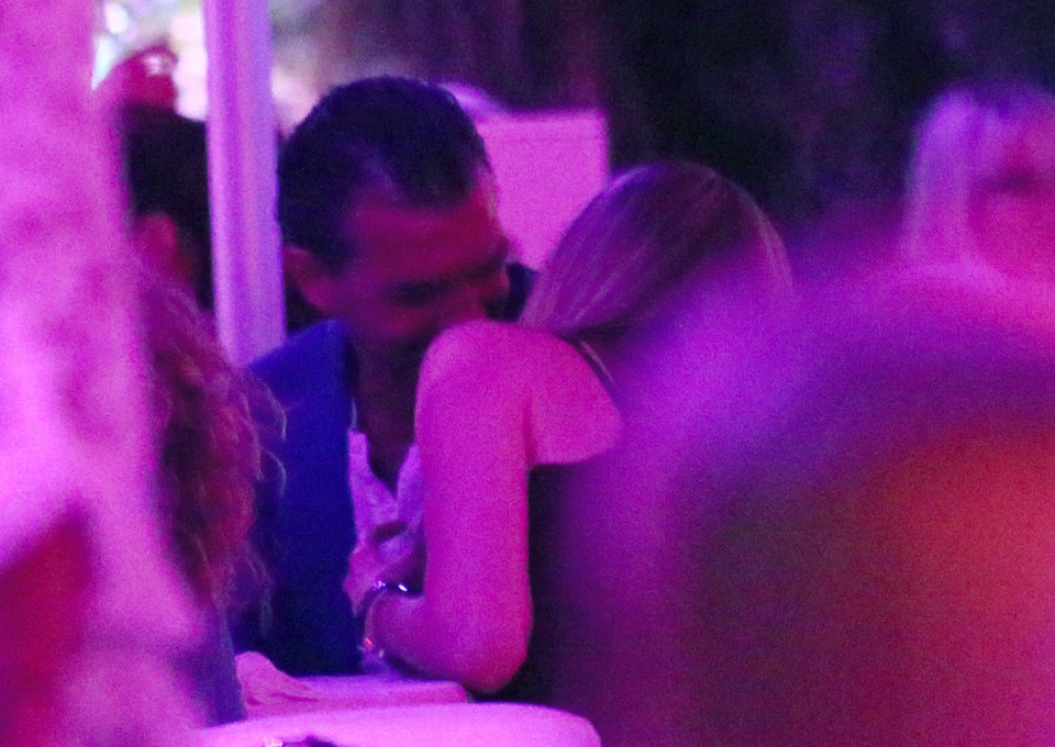 Ο Αντόνιο Μπαντέρας τα σπάει στο Σεν Τροπέ με τρεις νεαρές καλλονές [εικόνες] | iefimerida.gr 2