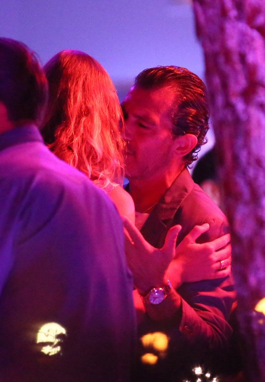 Ο Αντόνιο Μπαντέρας τα σπάει στο Σεν Τροπέ με τρεις νεαρές καλλονές [εικόνες] | iefimerida.gr 3