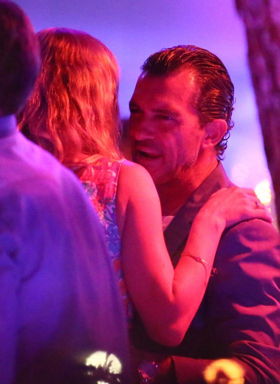 Ο Αντόνιο Μπαντέρας τα σπάει στο Σεν Τροπέ με τρεις νεαρές καλλονές [εικόνες] | iefimerida.gr 4