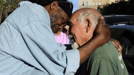 Ο 82χρονος που κουρεύει αστέγους και πληρώνεται μόνο σε... αγκαλιές [εικόνες] | iefimerida.gr 1