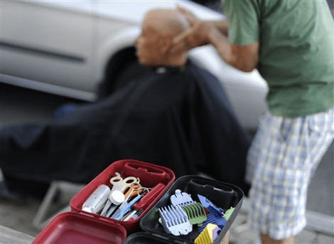 Ο 82χρονος που κουρεύει αστέγους και πληρώνεται μόνο σε... αγκαλιές [εικόνες] | iefimerida.gr 2