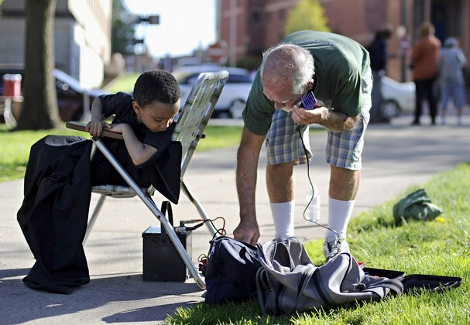 Ο 82χρονος που κουρεύει αστέγους και πληρώνεται μόνο σε... αγκαλιές [εικόνες] | iefimerida.gr 3