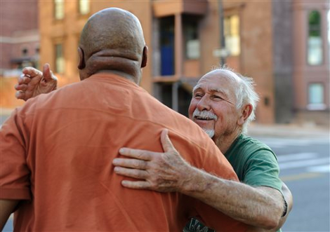 Ο 82χρονος που κουρεύει αστέγους και πληρώνεται μόνο σε... αγκαλιές [εικόνες] | iefimerida.gr 0
