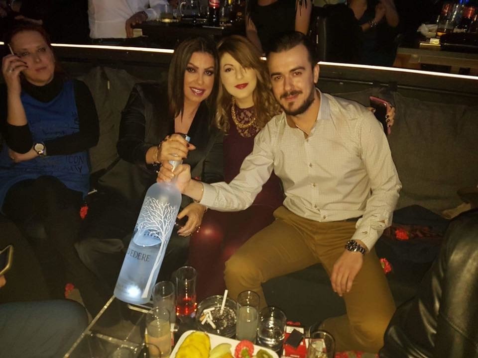 H Aντζελα Δημητρίου πήγε στα μπουζούκια με την κόρη της [εικόνες] | iefimerida.gr 2