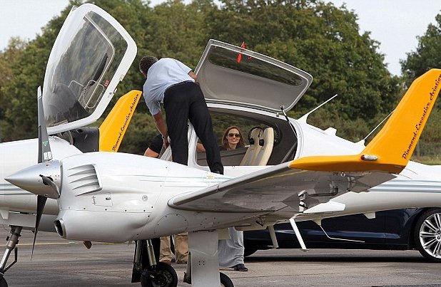 Η Αντζελίνα Τζολί ιπτάμενη και με δίπλωμα πιλότου [εικόνες] | iefimerida.gr 0